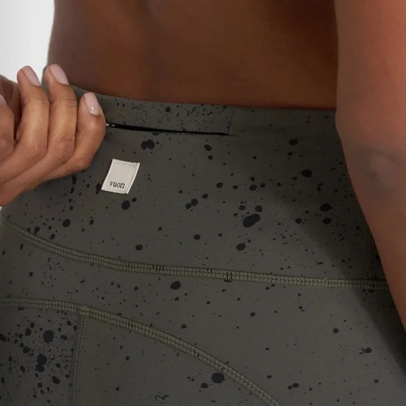 Vuori- Women’s Stride Legging in Oregano Splatter- Small